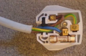 Rewiring a plug - this is how not to do it - the Live and neutral wires have been reversed - not how to wire a plug